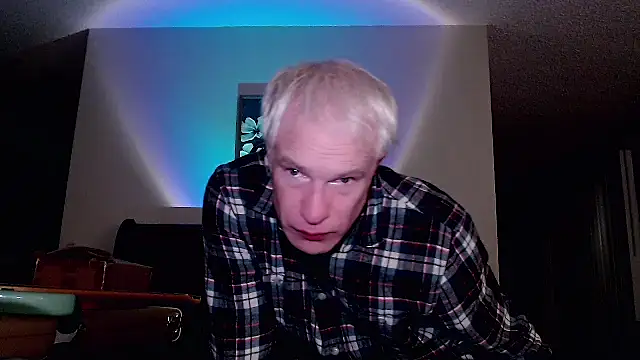 Snapshot of Snarfle82 chatting on October 26, 4:35 am Snarfle82 online show from October 26, 4:35 am