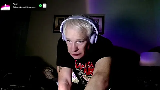 Snapshot of Snarfle82 chatting on November 5, 11:24 am Snarfle82 online show from November 5, 11:24 am