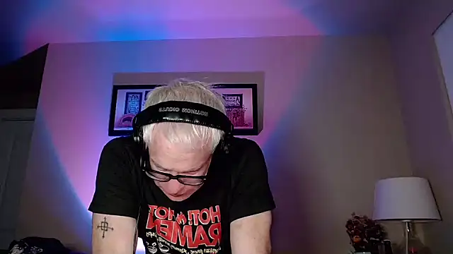 Snapshot of Snarfle82 chatting on November 9, 10:52 am Snarfle82 online show from November 9, 10:52 am