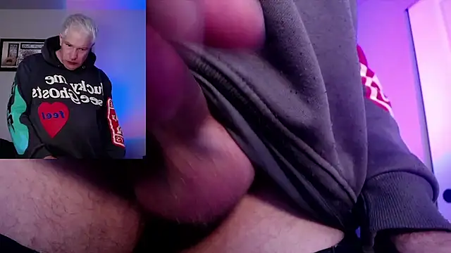 Snapshot of Snarfle82 chatting on November 30, 8:20 pm Snarfle82 online show from November 30, 8:20 pm