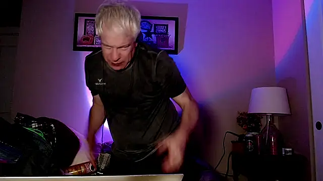 Snapshot of Snarfle82 chatting on December 15, 8:53 am Snarfle82 online show from December 15, 8:53 am