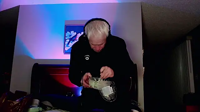 Snapshot of Snarfle82 chatting on November 13, 1:04 pm Snarfle82 online show from November 13, 1:04 pm