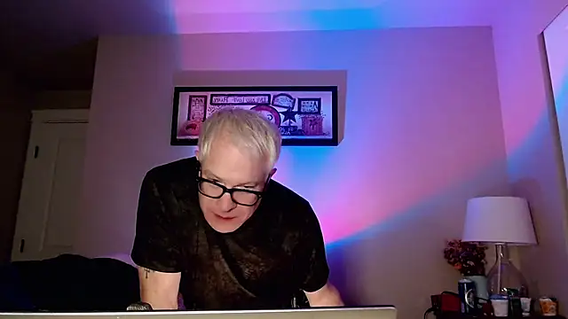 Snapshot of Snarfle82 chatting on November 30, 7:53 am Snarfle82 online show from November 30, 7:53 am