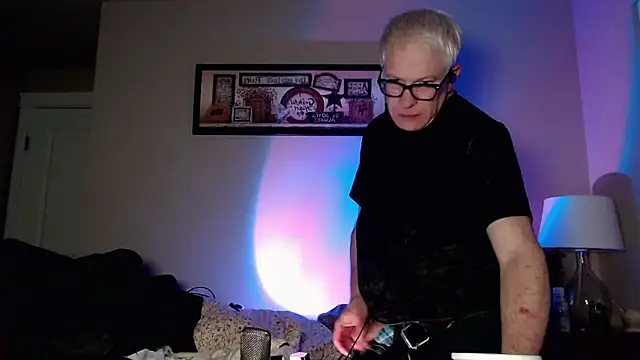 Snapshot of Snarfle82 chatting on December 3, 5:19 am Snarfle82 online show from December 3, 5:19 am