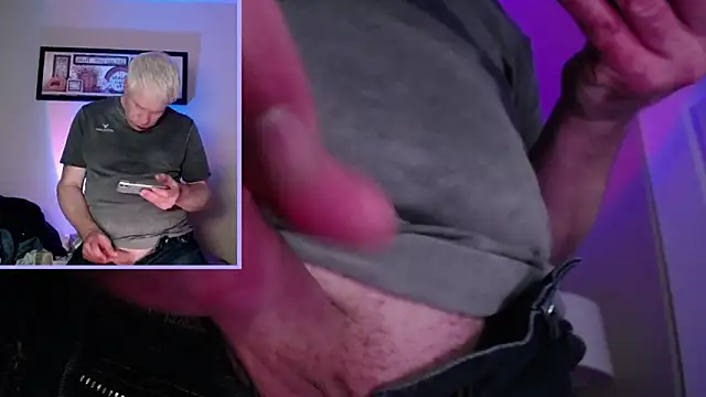 Snapshot of Snarfle82 chatting on December 14, 8:25 pm Snarfle82 online show from December 14, 8:25 pm