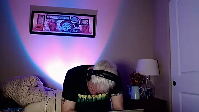 Snapshot of Snarfle82 chatting on November 17, 6:50 am Snarfle82 online show from November 17, 6:50 am