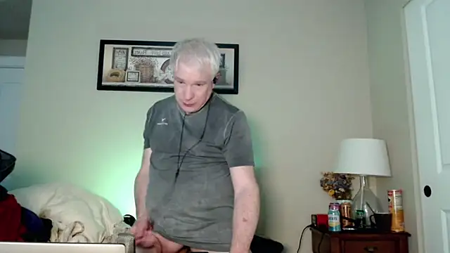 Snapshot of Snarfle82 chatting on December 13, 8:04 pm Snarfle82 online show from December 13, 8:04 pm