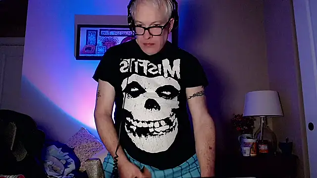 Snapshot of Snarfle82 chatting on November 23, 2:16 pm Snarfle82 online show from November 23, 2:16 pm