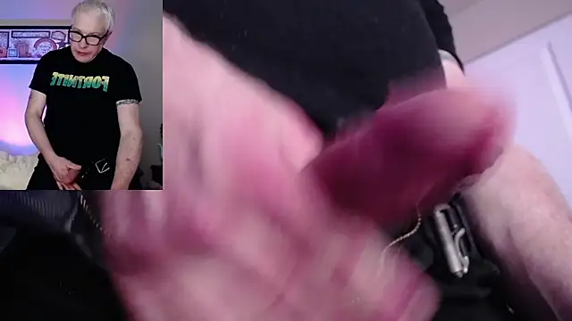 Snapshot of Snarfle82 chatting on November 18, 9:18 pm Snarfle82 online show from November 18, 9:18 pm