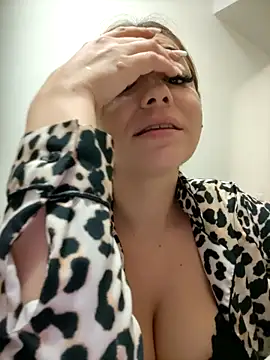 Snapshot of Ella_sweety chatting on December 20, 10:56 pm Ella sweety online show from December 20, 10:56 pm