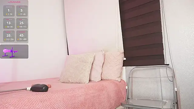 Snapshot of Alexxandra_12 chatting on October 4, 9:33 am Alexxandra 12 online show from October 4, 9:33 am