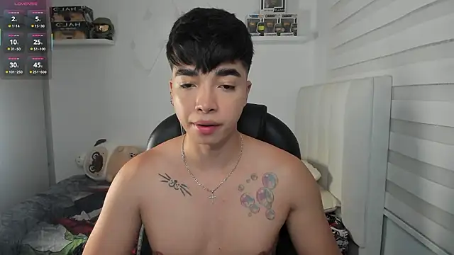 Snapshot of santy7v7 chatting on February 24, 1:34 pm santy7v7 online show from February 24, 1:34 pm