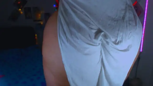 Snapshot of sweet_vanessa_22 chatting on October 2, 4:38 am sweet vanessa 22 online show from October 2, 4:38 am