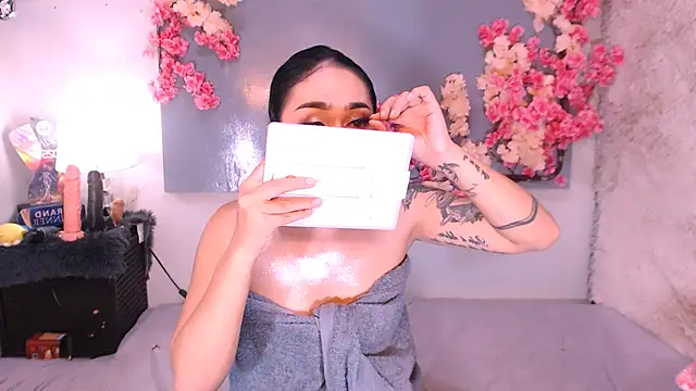 Snapshot of Oriental_Tiara chatting on October 18, 10:39 am Oriental Tiara online show from October 18, 10:39 am