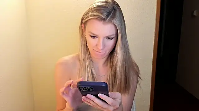 Snapshot of Annloveyou chatting on December 9, 11:13 pm Annloveyou online show from December 9, 11:13 pm