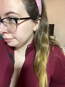 Snapshot of DienkaGreen chatting on November 20, 4:24 am DienkaGreen online show from November 20, 4:24 am