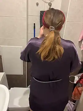 Snapshot of DienkaGreen chatting on November 18, 8:17 am DienkaGreen online show from November 18, 8:17 am