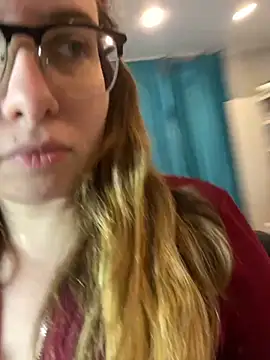 Snapshot of DienkaGreen chatting on November 23, 5:56 pm DienkaGreen online show from November 23, 5:56 pm