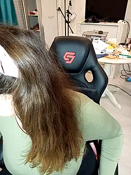 Snapshot of DienkaGreen chatting on November 9, 12:03 am DienkaGreen online show from November 9, 12:03 am