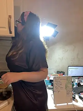 Snapshot of DienkaGreen chatting on December 1, 2:29 pm DienkaGreen online show from December 1, 2:29 pm