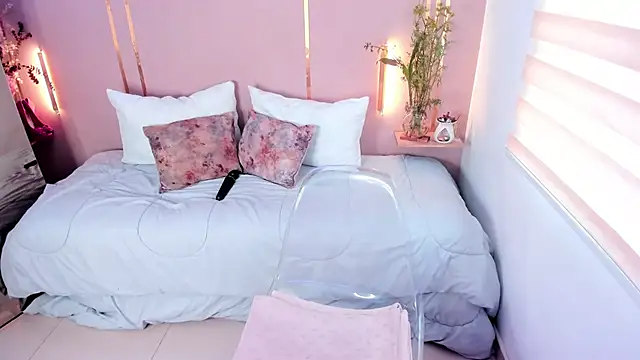 lena paulxo online show from February 25, 6:30 pm