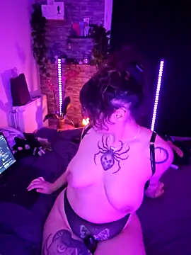 Snapshot of Moxxxie chatting on November 11, 7:30 pm Moxxxie online show from November 11, 7:30 pm