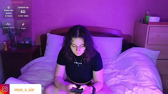 Moxxxie online show from April 1, 4:37 pm