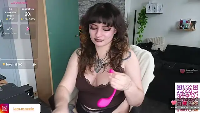 Snapshot of Moxxxie chatting on October 24, 3:55 pm Moxxxie online show from October 24, 3:55 pm