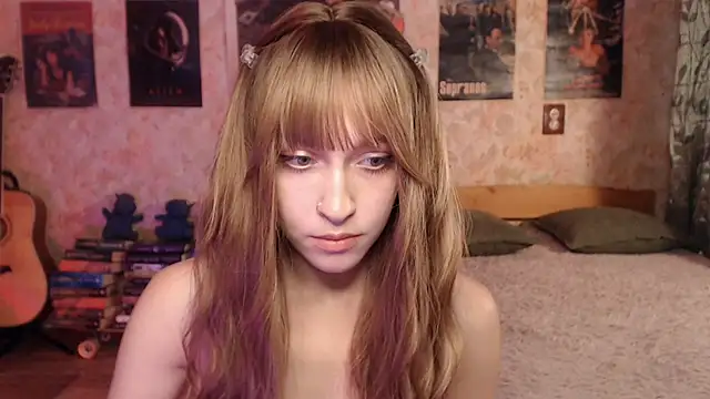 Snapshot of Friendly_Ellie chatting on July 18, 12:19 am Friendly Ellie online show from July 18, 12:19 am