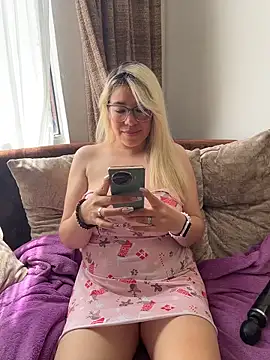 Snapshot of salomesweet13 chatting on December 19, 4:53 pm salomesweet13 online show from December 19, 4:53 pm