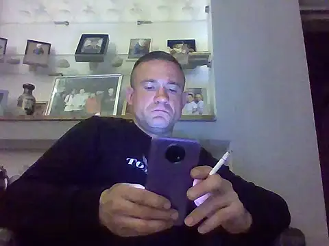 Snapshot of aroj95 chatting on May 2, 1:33 am aroj95 online show from May 2, 1:33 am
