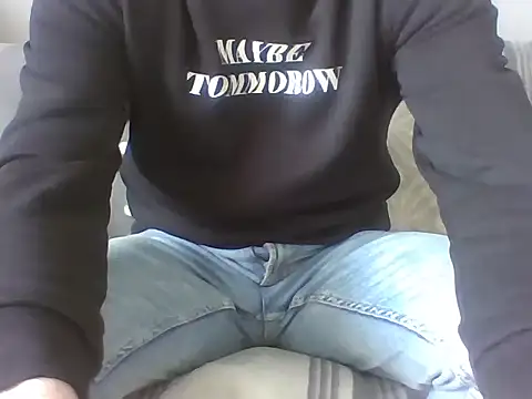 Snapshot of aroj95 chatting on February 19, 8:44 am aroj95 online show from February 19, 8:44 am