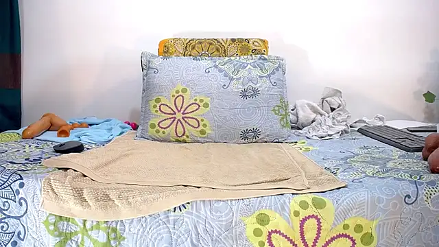 Snapshot of isabella-yumm chatting on September 21, 1:44 am isabella-yumm online show from September 21, 1:44 am