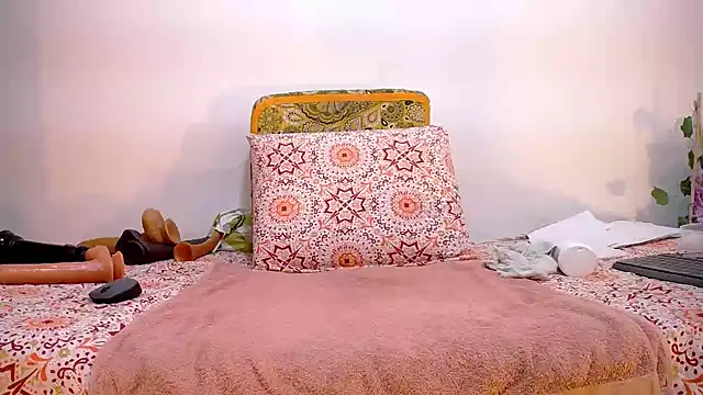 isabella-yumm online show from June 3, 12:00 am