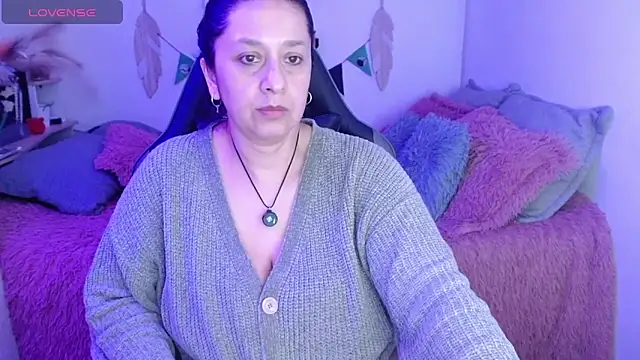 Snapshot of camilalatti chatting on June 19, 1:00 am camilalatti online show from June 19, 1:00 am