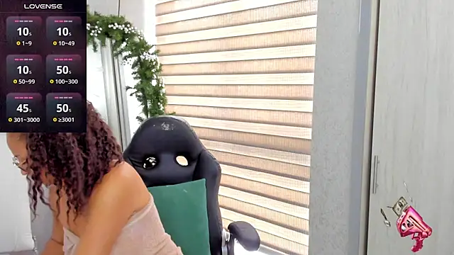 Snapshot of EmmaFerrary chatting on December 19, 3:47 pm EmmaFerrary online show from December 19, 3:47 pm