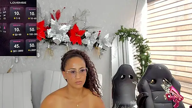 Snapshot of EmmaFerrary chatting on December 21, 8:20 pm EmmaFerrary online show from December 21, 8:20 pm