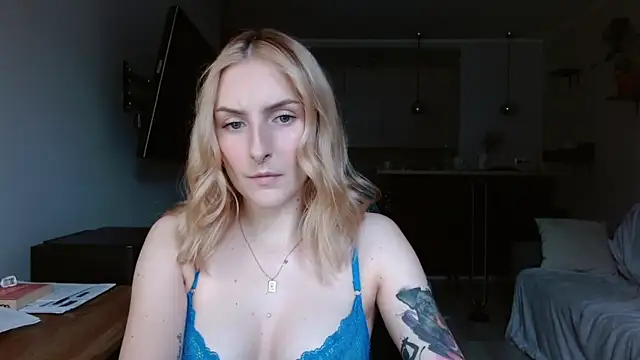 illusorycat online show from November 18, 1:03 pm