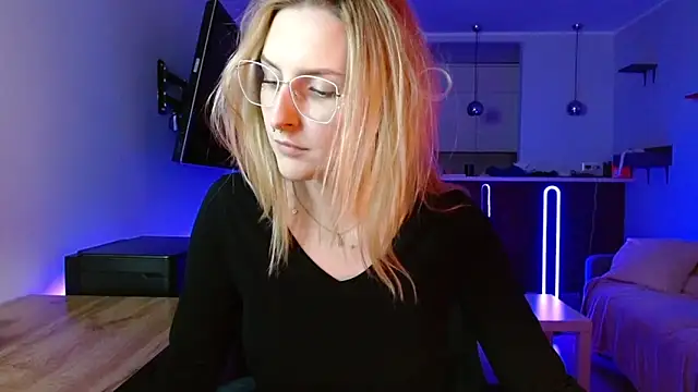 illusorycat online show from February 10, 3:33 pm