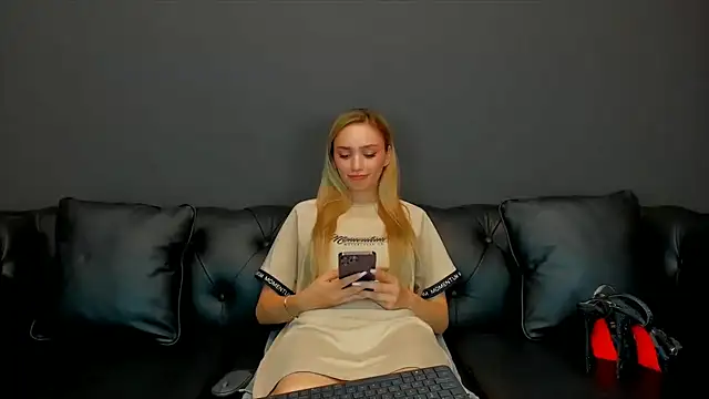 Snapshot of HaleySweet18 chatting on June 24, 7:55 pm HaleySweet18 online show from June 24, 7:55 pm