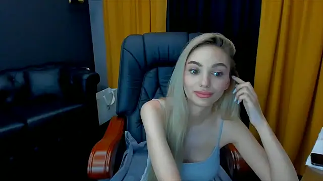 Snapshot of HaleySweet18 chatting on July 8, 11:49 pm HaleySweet18 online show from July 8, 11:49 pm