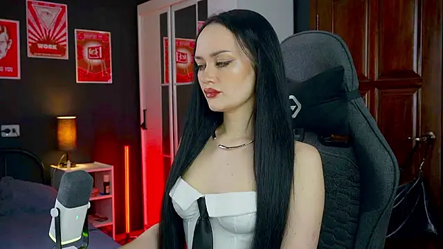 QueenAliss online show from March 5, 8:55 am