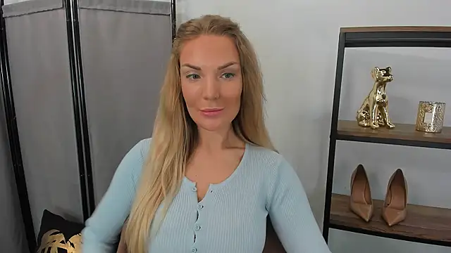 Snapshot of AulloraHoney chatting on June 7, 5:45 am AulloraHoney online show from June 7, 5:45 am