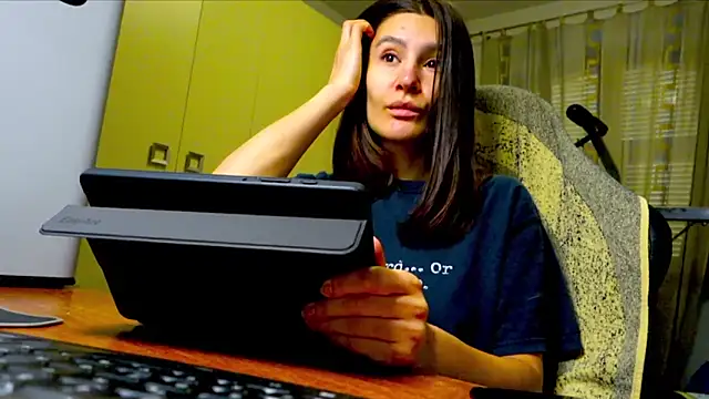 Snapshot of GodlyTheia chatting on December 15, 10:10 am GodlyTheia online show from December 15, 10:10 am