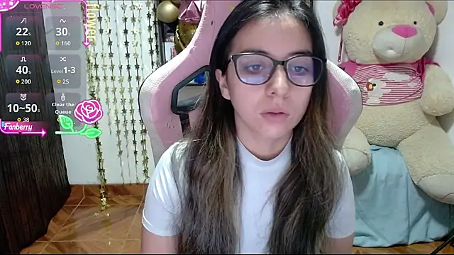 Snapshot of Maggie_Fox3 chatting on October 18, 2:13 am Maggie Fox3 online show from October 18, 2:13 am