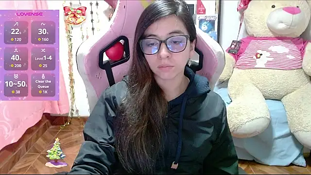 Snapshot of Maggie_Fox3 chatting on December 15, 1:00 am Maggie Fox3 online show from December 15, 1:00 am