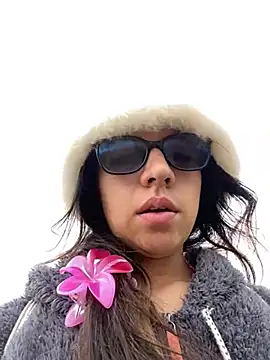 Maggie Fox3 online show from April 13, 4:33 pm