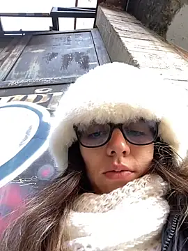 Maggie Fox3 online show from April 12, 9:07 pm