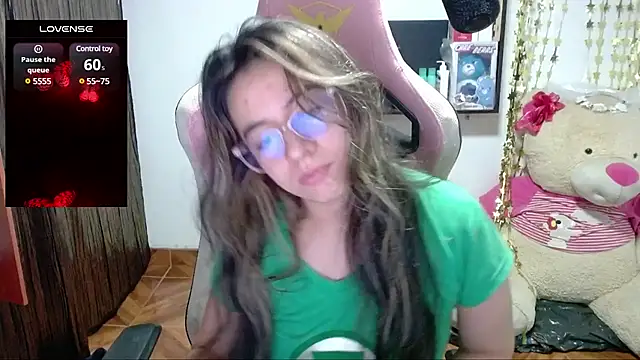 Snapshot of Maggie_Fox3 chatting on February 28, 2:20 am Maggie Fox3 online show from February 28, 2:20 am