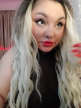 Snapshot of Larissa_K chatting on December 4, 5:39 am Larissa K online show from December 4, 5:39 am